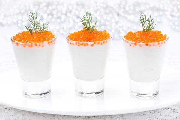 Antipasto con crema di formaggio, caviale rosso in vetro per Natale — Foto Stock