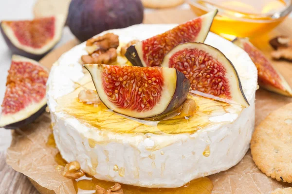 Camembert kaas met honing, vijgen, walnoten en crackers — Stockfoto