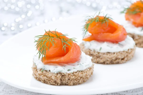 Canape with rye bread, cream cheese, salmon and greens — Stock Photo, Image