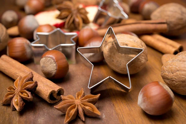 Kerstmis bakken ingrediënten - noten, specerijen, selectieve aandacht — Stockfoto