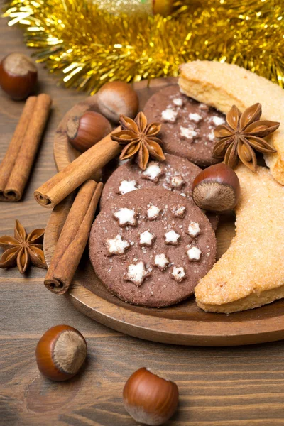 Weihnachtsplätzchen, Gewürze und Nüsse — Stockfoto