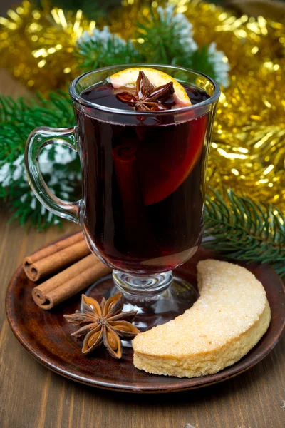 Vánoční svařené víno s kořením a sušenkami — Stock fotografie