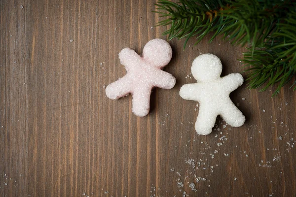 Sfondo di legno di Natale con piccoli uomini zucchero — Foto Stock