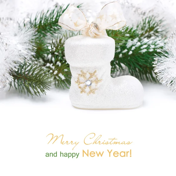 与圣诞装饰品 — — 白色的靴子，孤立的组成 — 图库照片