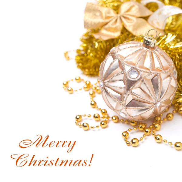 Kompozycja z Boże Narodzenie ball w odcieniach złota, na białym tle — Zdjęcie stockowe