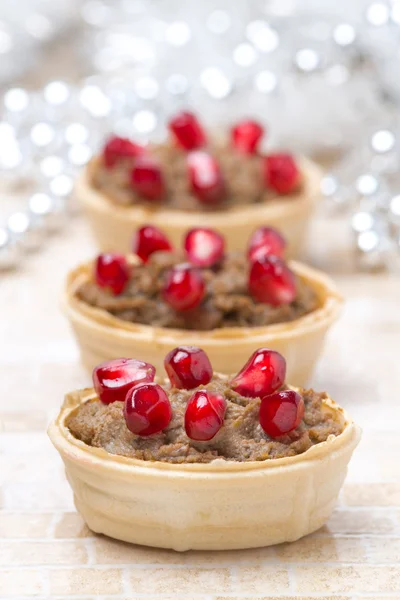 Apéritif festif - tartelettes avec pâte de foie et grenade — Photo