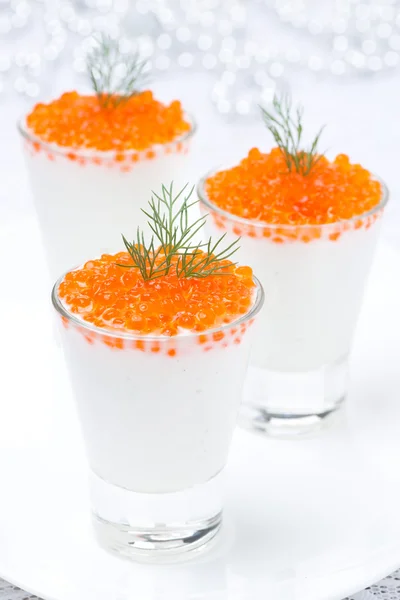 Aperitivo festivo con queso crema y caviar rojo en vaso — Foto de Stock