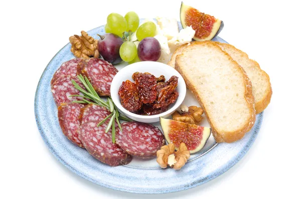 Piatto di spuntini - salsiccia, pane, fichi, uva, noci — Foto Stock