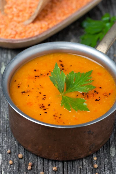 Soupe épicée de lentilles rouges dans une casserole en cuivre, gros plan, vue sur le dessus — Photo