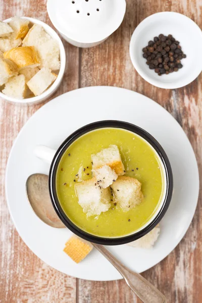 Zucchini soup with croutons, selective focus, top view — Free Stock Photo