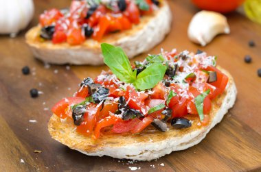 domates, zeytin, fesleğen ve peynir ile İtalyan bruschetta