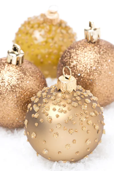 Belles boules de Noël dorées dans la neige — Photo