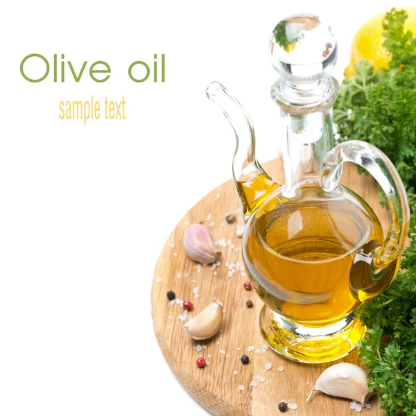 Flaska olivolja, vitlök, kryddor och färska örter, isolerade — Stockfoto