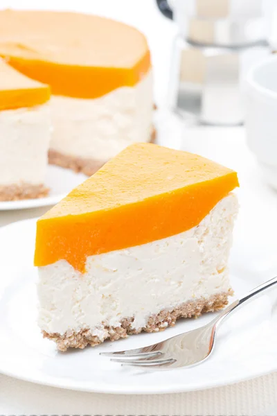 Cheesecake with pumpkin jelly, vertical — Stock Photo, Image
