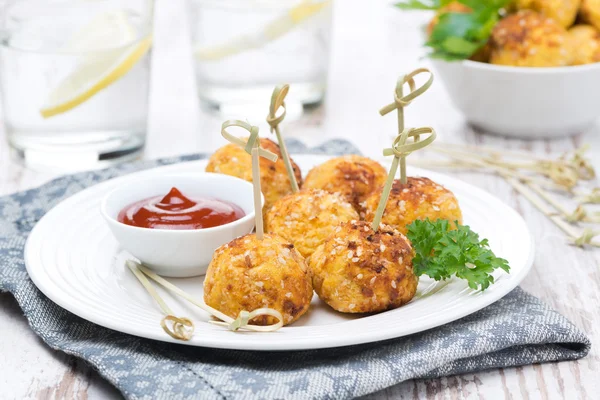 Kip gehaktballetjes in paneren met tomatensaus — Stockfoto