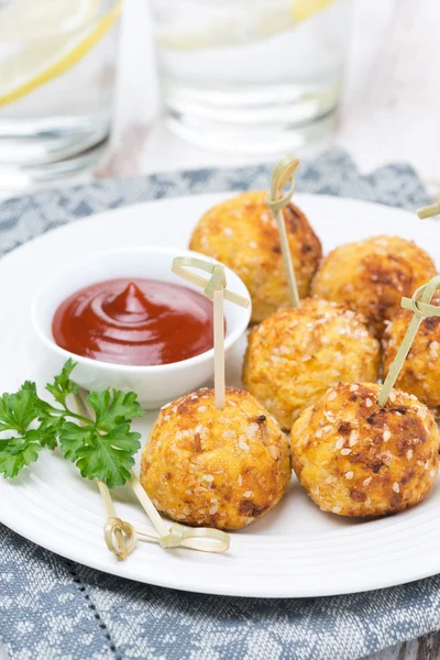 Chicken meatballs with tomato sauce, close-up — Stock Photo, Image