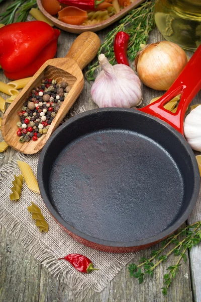 Töm stekning pan, grönsaker och kryddor på trä bakgrund — Stockfoto