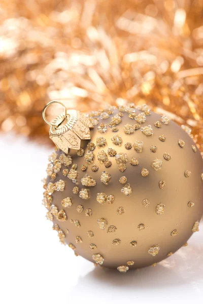 Золотий різдвяний м'яч і мішура, впритул, ізольовані — стокове фото