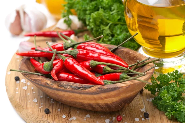 Peperoncino fresco aglio, spezie e olio su una tavola di legno — Foto Stock