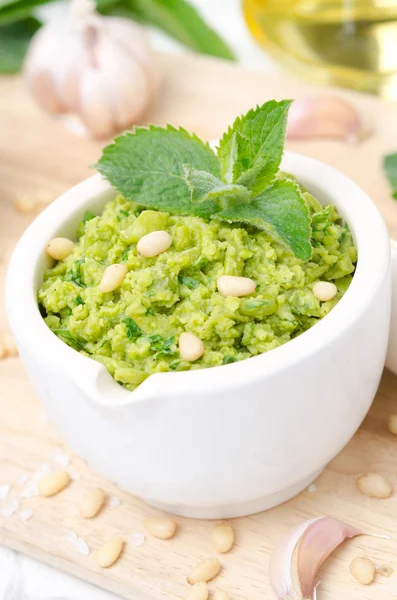 Pesto med gröna ärtor, mynta och pinjenötter, vertikala närbild — Stockfoto