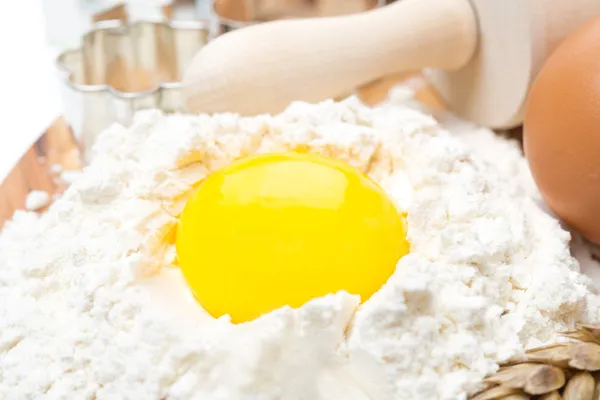 Ürünler-pişirme için - un ve yumurta, seçici odak, yatay — Stok fotoğraf