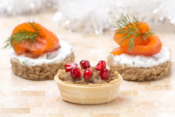 Tartaleta con paté hepático y granada, canapé con salmón —  Fotos de Stock