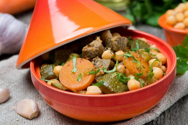 Tagine with beef, chickpeas and vegetables, close-up — Stock Photo, Image