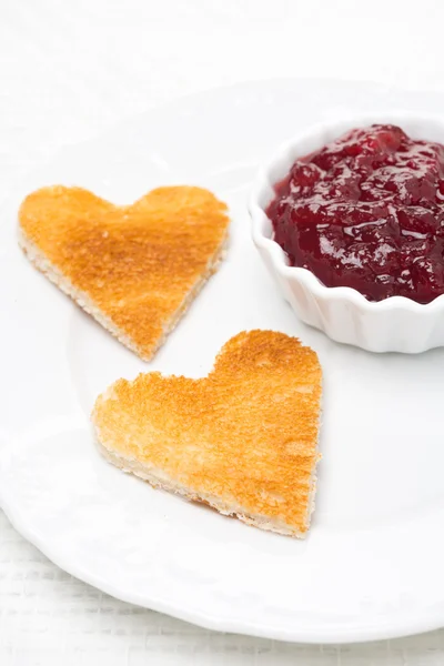 Toasted bread in the shape of heart with berry jam, close-up — Stock Photo, Image