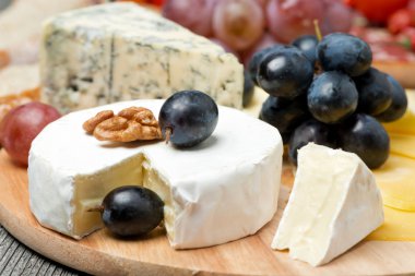 Camembert, mavi peynir, üzüm ve ceviz, yakın çekim, yatay