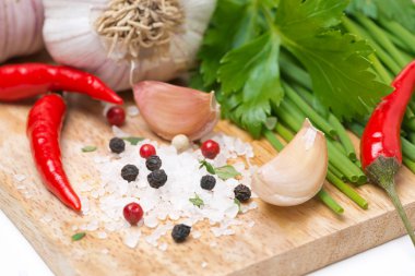 taze otlar, baharatlar ve tuz bir tahta masa, seçici odak üstünde