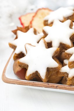 yıldız kurabiye, fındık ve Noel, seçici odak için baharat