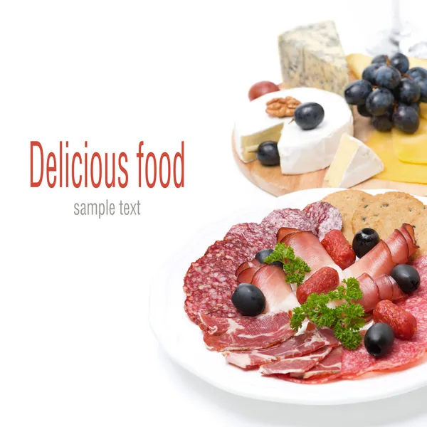 Ассорти мясных деликатесов и тарелка сыра, изолированные — стоковое фото