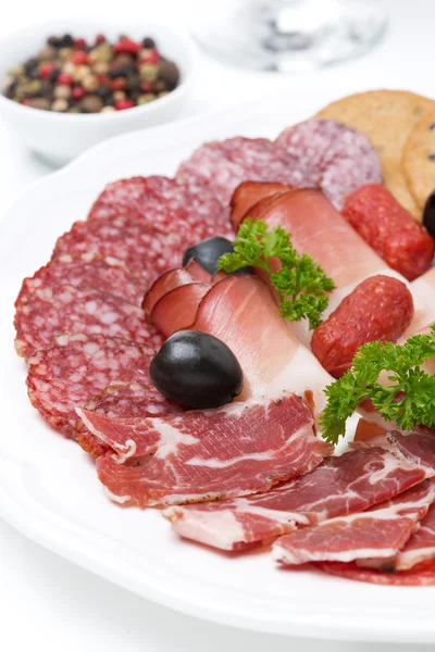 Разнообразные мясные деликатесы на тарелке, крупный план — стоковое фото