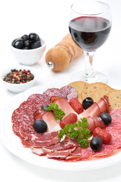 Délices de viande assortis sur une assiette, poivre, olives et un verre — Photo