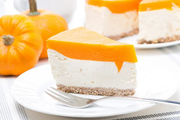 Cheesecake with pumpkin jelly — Stock Photo, Image