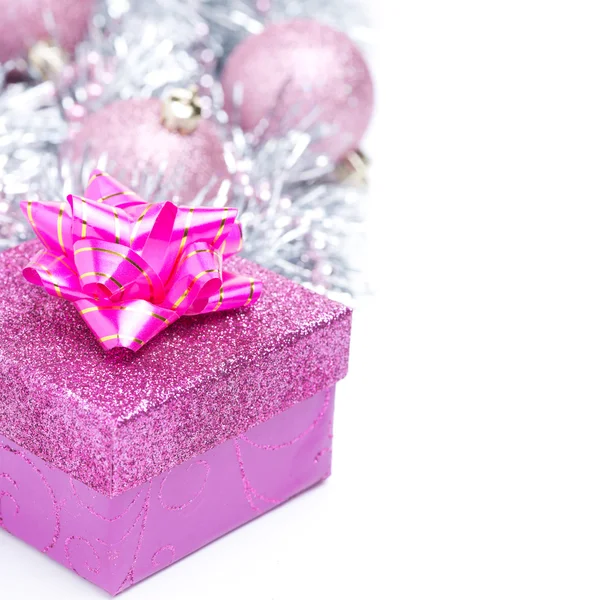 Karácsonyi összetétele baubles, elszigetelt és rózsaszín ajándék doboz — Stock Fotó