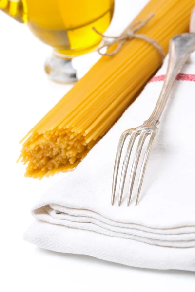 Tenedor, servilleta, pasta y aceite de oliva, aislados — Foto de Stock