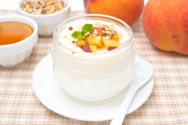 Домашний йогурт с медом, персиками и орехами — стоковое фото