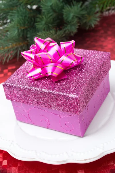 Roze giftdoos op een plaat voor de kerst, close-up — Stockfoto