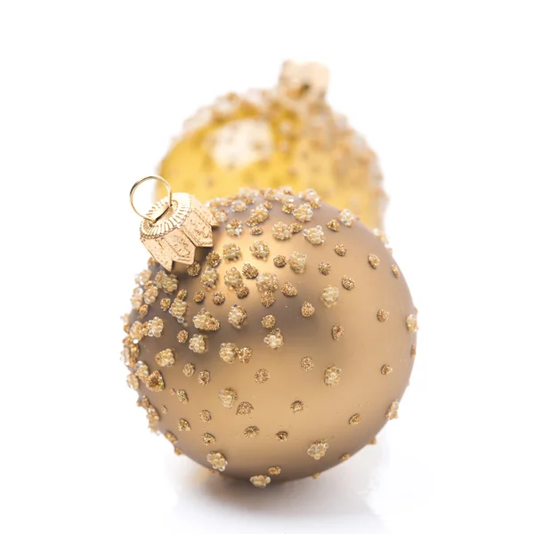 Duas belas bolas de Natal dourado isolado no branco — Fotografia de Stock