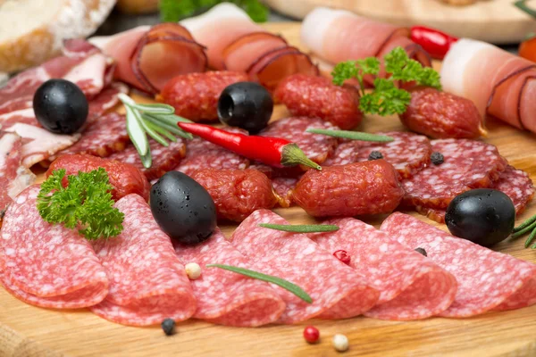 Carni e salumi assortiti, primo piano, attenzione selettiva — Foto Stock