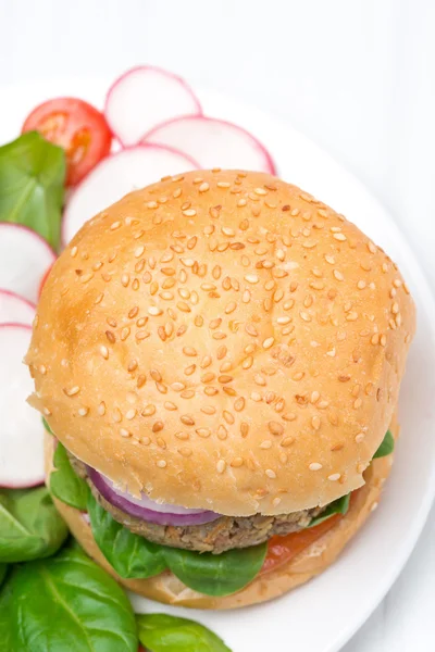 Burger with fresh salad, top view — Stock Photo, Image