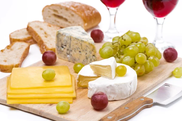 チーズの盛り合わせ、ブドウ、パン、赤ワイン、木の板 — ストック写真