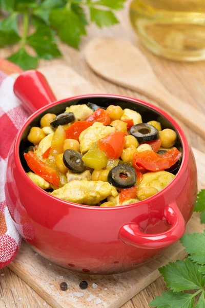 Chicken stew with chickpeas and vegetables in the pot, close-up — Stock Photo, Image