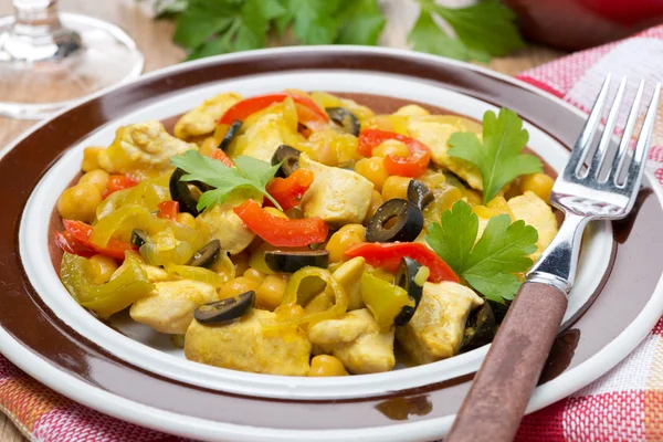 Guisado de frango com grão de bico, pimentas e cebolas, close-up — Fotografia de Stock