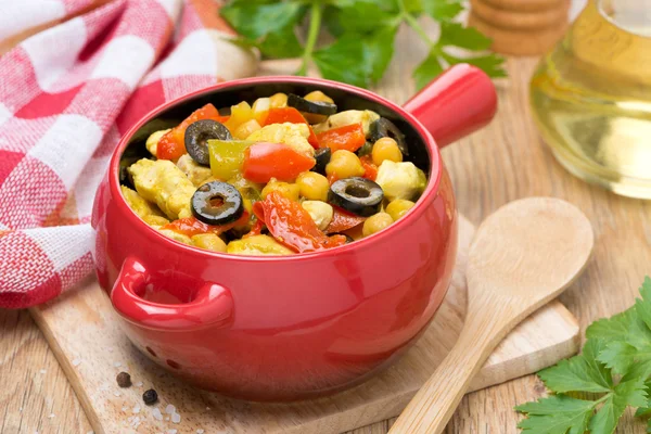 Guisado de frango com grão de bico e legumes no pote, horizontal — Fotografia de Stock