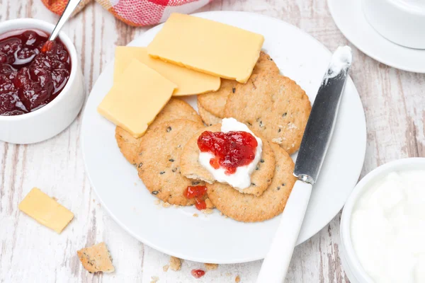 Crackers met roomkaas en berry jam voor het ontbijt, bovenaanzicht — Stockfoto