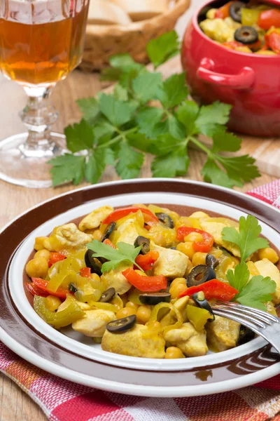 Delicious chicken stew with chickpeas, peppers and onions — Stock Photo, Image