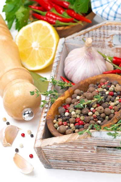 Peperoncino essiccato in una ciotola, timo, aglio e peperoncino su vassoio di legno — Foto Stock