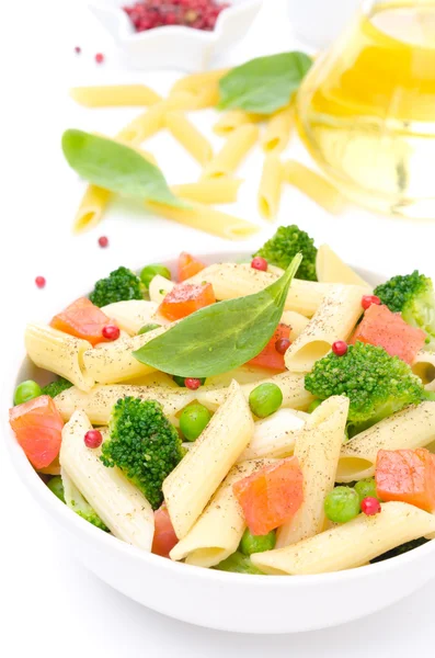 Salad with pasta, smoked salmon, broccoli, green peas — Stock Photo, Image